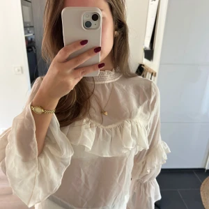 Blusar - Snygg blus med volang 