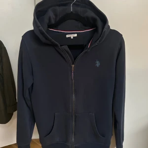 Polo zip hoodie - Snygg polo zip hoodie med storleken 150-160 som är perfekt till hösten. Den är väl använd men väldigt sparsamt. Den är köpt direkt från kids brand store.