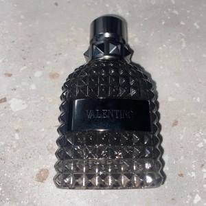 Valentino Uomo Intense Eau de Parfum 50ml - Snygg parfym från Valentino i en mörk, nästan svart glasflaska med coola nitar och rutmönster. . Perfekt för dig som gillar lyxig och edgy design. Flaskan är knappast använd då det blev ett blind buy och gillade inte lukten så mycket. 95% kvar