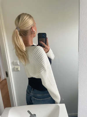 Vit kort kofta - Vit kofta från hm knappt använd och är i super bra skick.