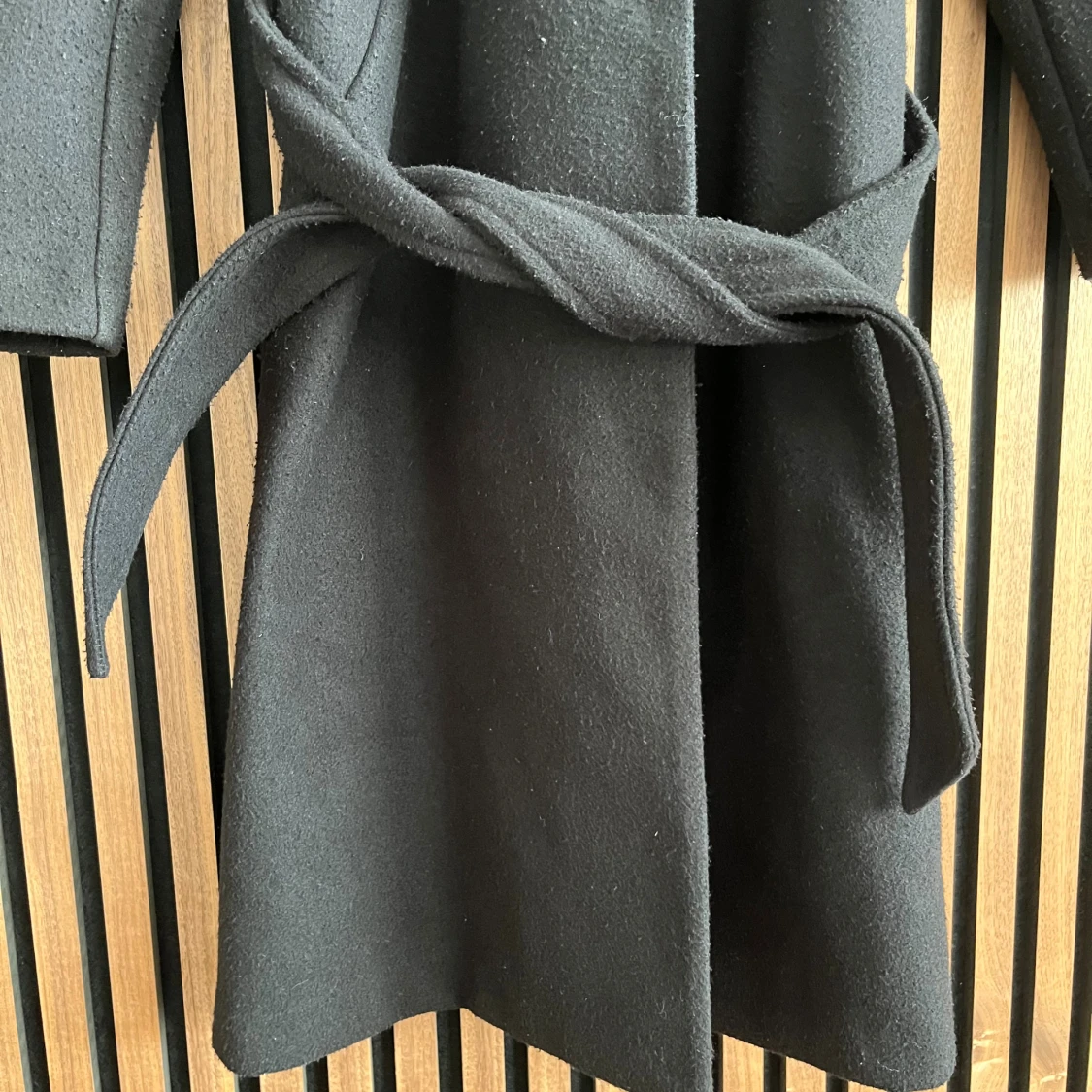 Svart kappa från Vero Moda med bälte - 1