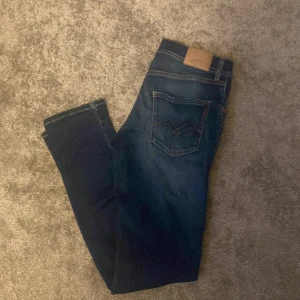 Blåa Replay Hyperflex Jeans - Tja säljer nu dem här jeansen från Replay• Storlek W29 L30• Skick 8/10• Färg mörkblå• Modell Hyperflex• Nypris cirka 1200kr nu endast 249kr! Hör av er vid minsta lilla fråga eller fundering! 