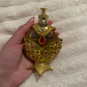Khadlaj Hareem Al Sultan Gold Parfymolja - Endast använd ett par gånger. 28/30ml  Doftar helt fantastiskt, superfruktig och håller i sig i flera dagar! 😍😍