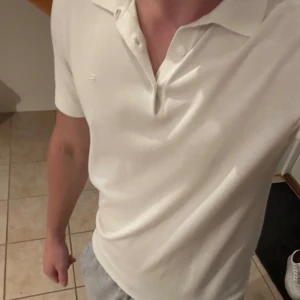 Vit pikétröja från J.Lindeberg - J.Lindeberg Ridge Rayon Silk Polo. Jävligt fräsch piké som är tunn och fint material. Nypris 1600kr Använd typ 1 gång för den va för Grisch för mig (; passar dig som är runt 180 typ och normalstor.