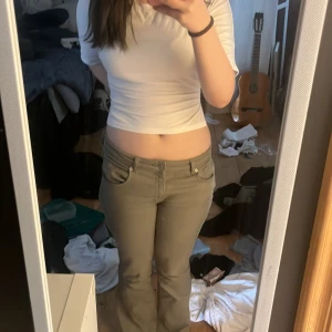 Gröna lager 157 jeans  - Hejjj jag säljer mina jeans som är använda 2 gånger eftersom de sitter dåligt på mig, de är ifrån lager 157 o nypriset är 400 jag säljer de för 370 så de är i bra skick. De är modellen lowboot.