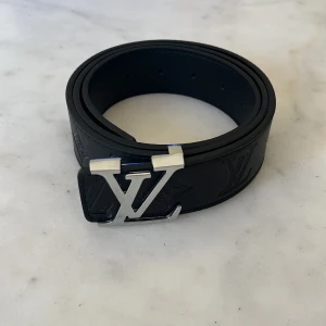 Svart designer bälte med silverdetaljer - säljer detta feta bältet med silverdetaljer i storlek 95/110 cm, hålgörare ingår. Nytt och oanvänt skick och fraktas inom 24h✅ 