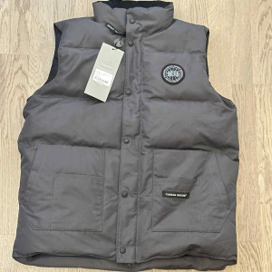 Canada Goose Väst - En helt ny väst som aldrig är använd, därför är skicket 10/10. Självklart går priset att diskuteras och om du har några frågor eller om du vill ha bild på något mer så är det bara att skriva.