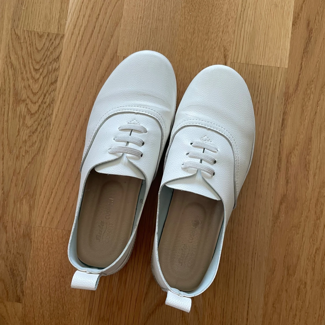 Vita sneakers från Bata