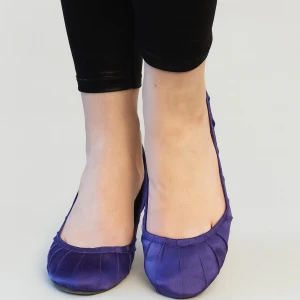 Lila ballerinaskor i satin från ASOS - Snygga lila ballerinaskor från ASOS i glansigt satinmaterial. Skorna har rund tå och diskreta sömdetaljer som ger en cool struktur. Perfekta att slänga på sig till jeans eller klänning för en färgklick i vardagen. Magisk lila färg, tips ta med dig ellervsätt på dig en ametist för att matcha, en femenin mystisk look ✨️