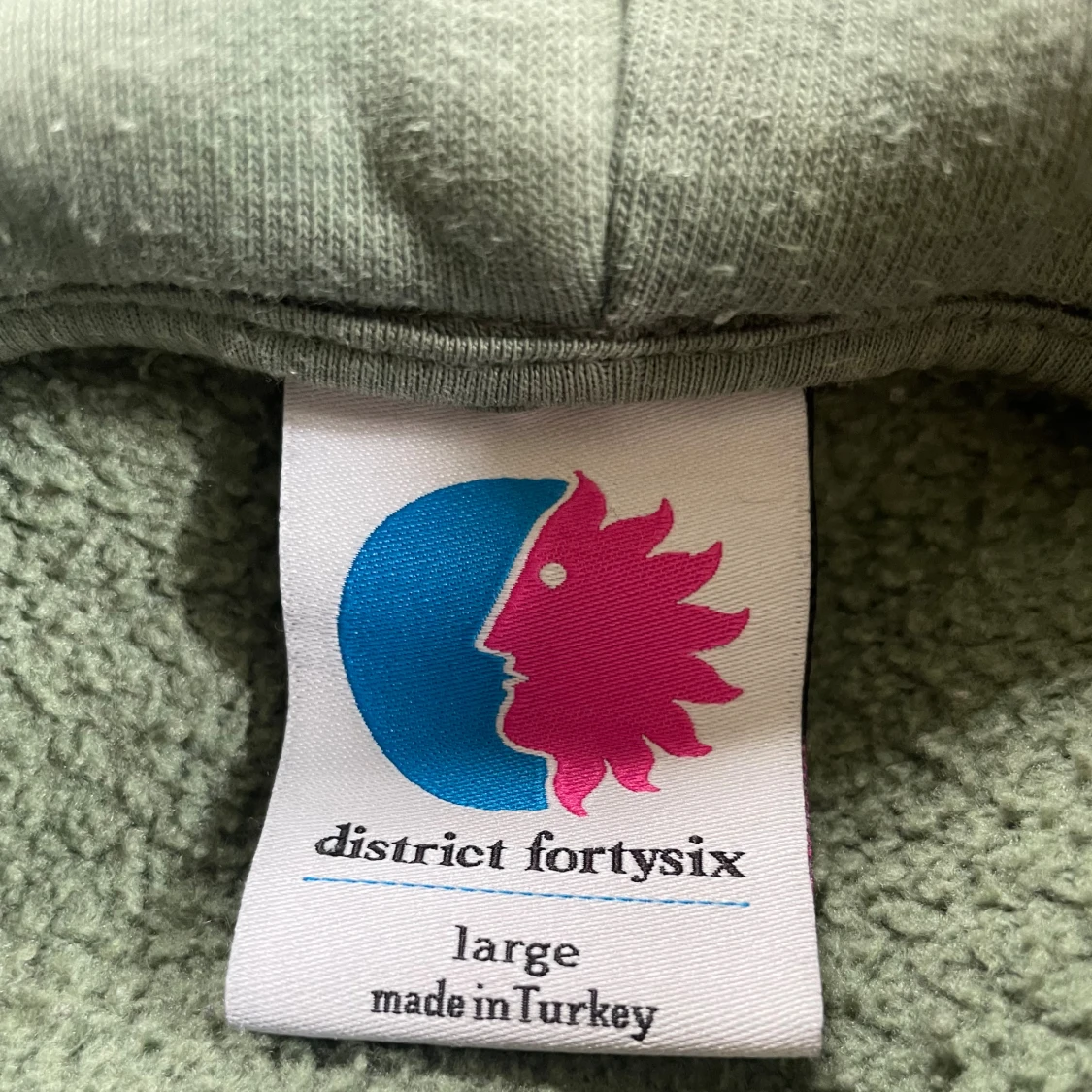 Grön hoodie från District Fortysix - 2