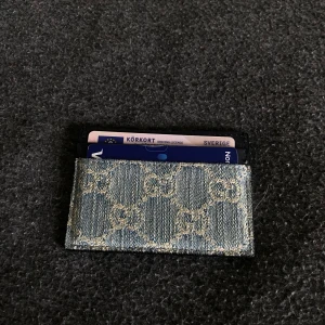 Gucci denim card holder  - Galet snygg gucci plånbok sen ger dig den extra blicken när du ska betala eller ta fram leget. Den är i 10/10 skick. Riktigt trendigt med en edgy tuch. Nypris 3,500kr. Skriv vid frågor. 