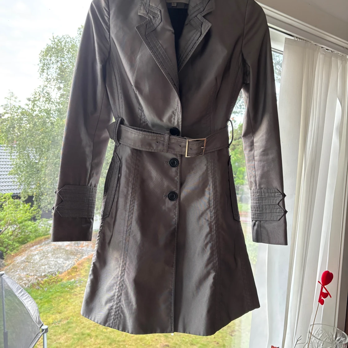 Grå trenchcoat från Karen Millen