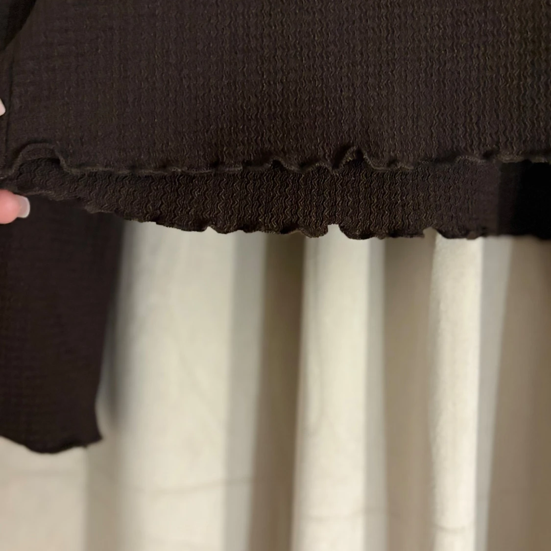 Brun långärmad topp med vågig kant - 1