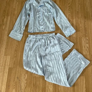  Gina Tricot Young satin pyjamas  -  Ljusblå / baby blå satin pyjamas i strorlek 146/152 från Gina tricot. 