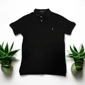 Svart pikétröja från Ralph Lauren - Säljer en jättefräsch svart Polo Ralph Lauren piké i storlek S, men den funkar även för dig som brukar ha M. Klassisk modell med liten logga framtill. Inga fläckar eller hål, väldigt fint skick!
