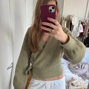 stickad tröja - otroligt fin oliv grön stickad tröja från &otherstories!💚