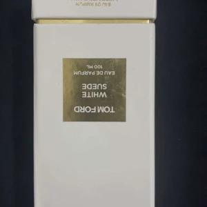 Tom Ford White Suede 100ml - Tom Ford White Suede Eau de Parfum, 100 ml. Snygg och stilren flaska med guldetikett. Perfekt storlek för dig som vill ha en exklusiv parfym i din samling. Inga ingredienser eller tillverkningsland synliga på bilderna.