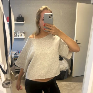 Ljusgrå croppad tröja - Sååå söt tröja köpt här på plick!!!! utan lapp och gissar att den är klippt själv innan jag köpte den💞💞 