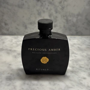 Precious Amber doftpinnar från Rituals - Säljer denna flaska som är till för att ha doftpinnar i från Rituals. Den är oöppnad men doftpinnar medföljer ej. Ordinarie pris hos Rituals är 299 kr 🤍