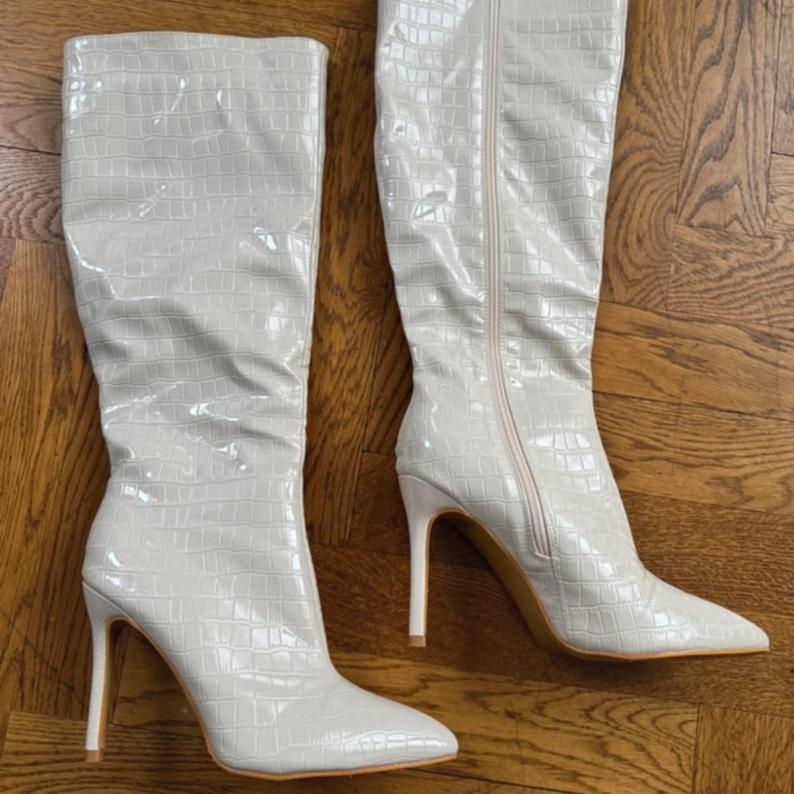 Vita höga stövlar med krokoprägling