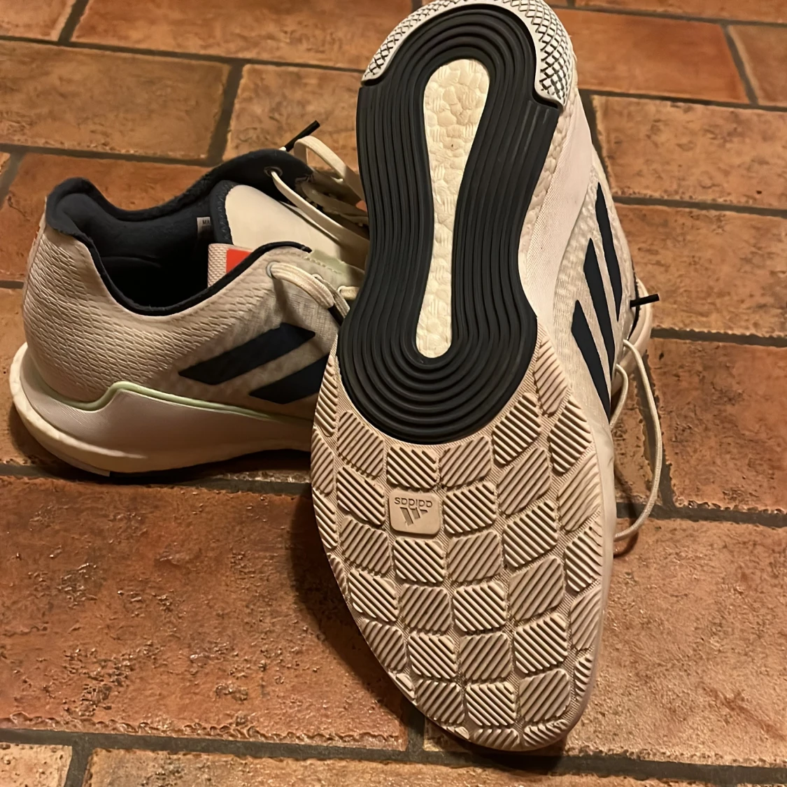 Vita Adidas sneakers med svarta ränder - 1