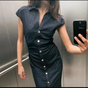 Jeans klänning  - Jeansklänning från Zara såå fin och aldrig använd!  #jeanszara #jeansklänning #höstmode #stockholmstyle #trend