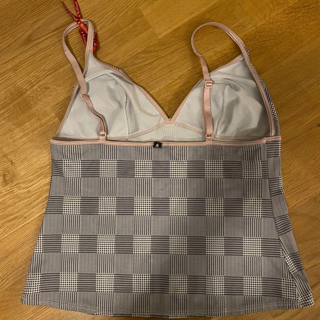 Rutig linnetopp med rosa detaljer - 2