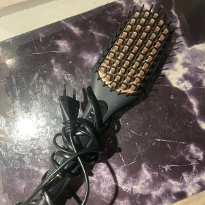Remington Straight Brush - Remington elektrisk värmeborste för håret, med tre temperaturinställningar (150°C, 190°C, 230°C). Borsten är i gott skick utan synliga defekter eller slitage. Perfekt för att snabbt och enkelt styla och räta ut håret.