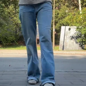 Trendiga baggy/straight jeans  - Snygga straight/baggy jeans i storlek 38 men passar 36!!! Använda 1 gång, helt nya 