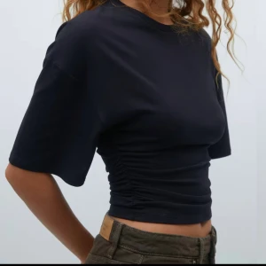 Svart topp ifrån Gina Tricot - Nu säljer jag denna fina topp ifrån Gina Tricot då den är alldeles för liten, den är aldrig använd (endast testad) så prislapp är fortfarande kvar. Skriv för fler bilder eller info!💞