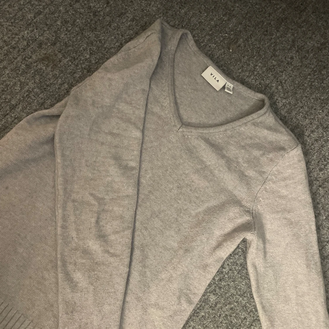 Ljusgrå v-ringad tröja från Vila