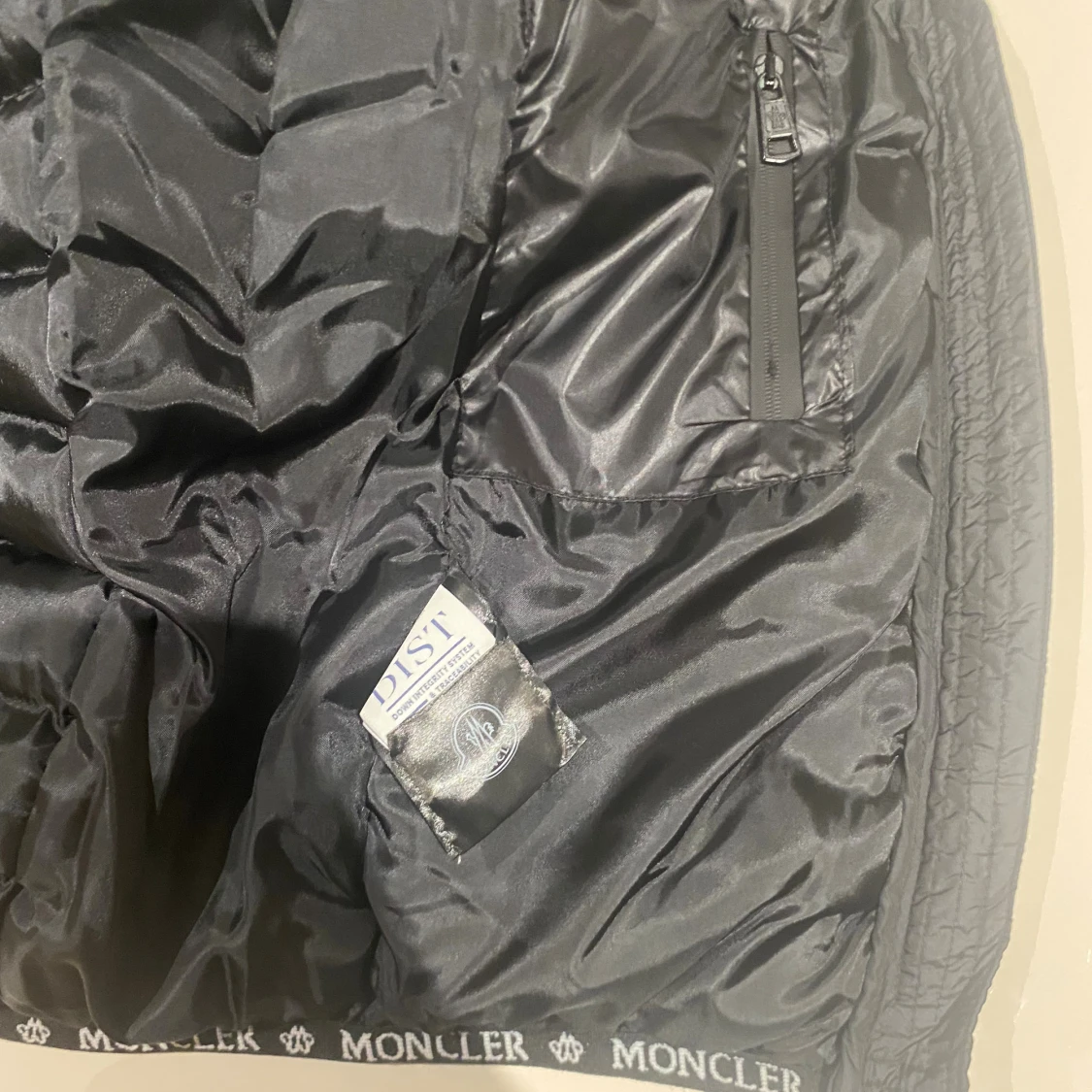 Svart dunväst från Moncler - 4