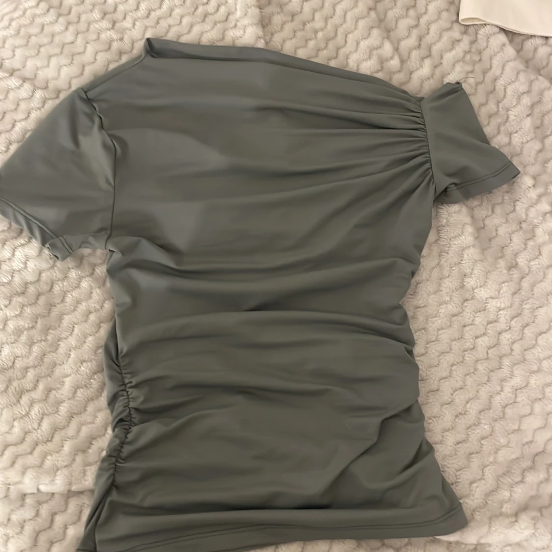 Grå offshoulder croppad topp - 3