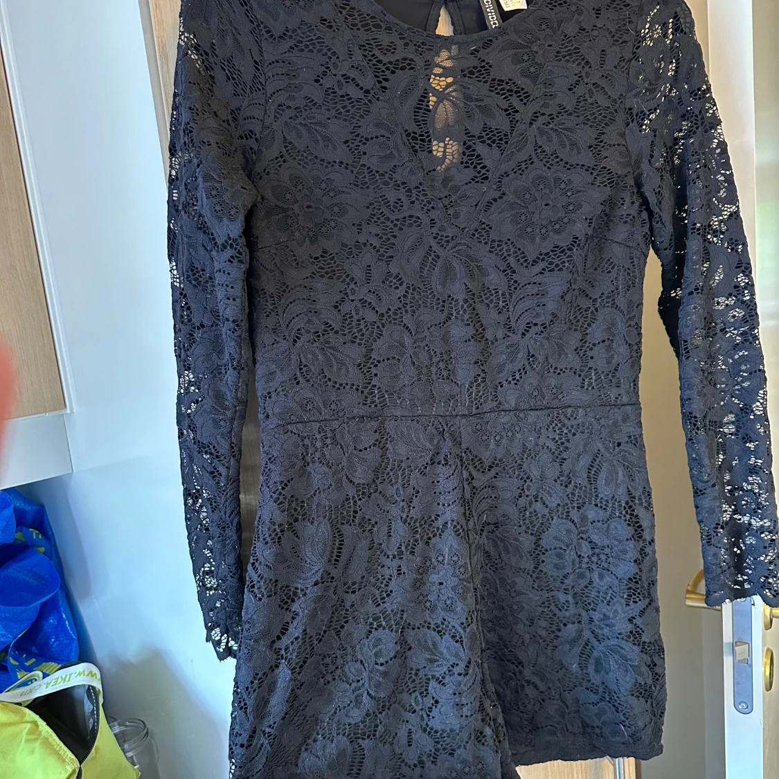 Svart spetbyxdress  från DIVIDED strl: 40