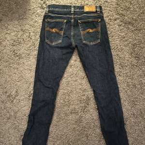 Nudie jeans  - Säljer dessa nudiejeans som nästan är helt nya! De är knappt använda, och är i ett extremt bra skick. Det är skinny fit på Jeansen vilket ger en väldigt bra passform. Strl w28 L30 Skriv vid funderingar! 