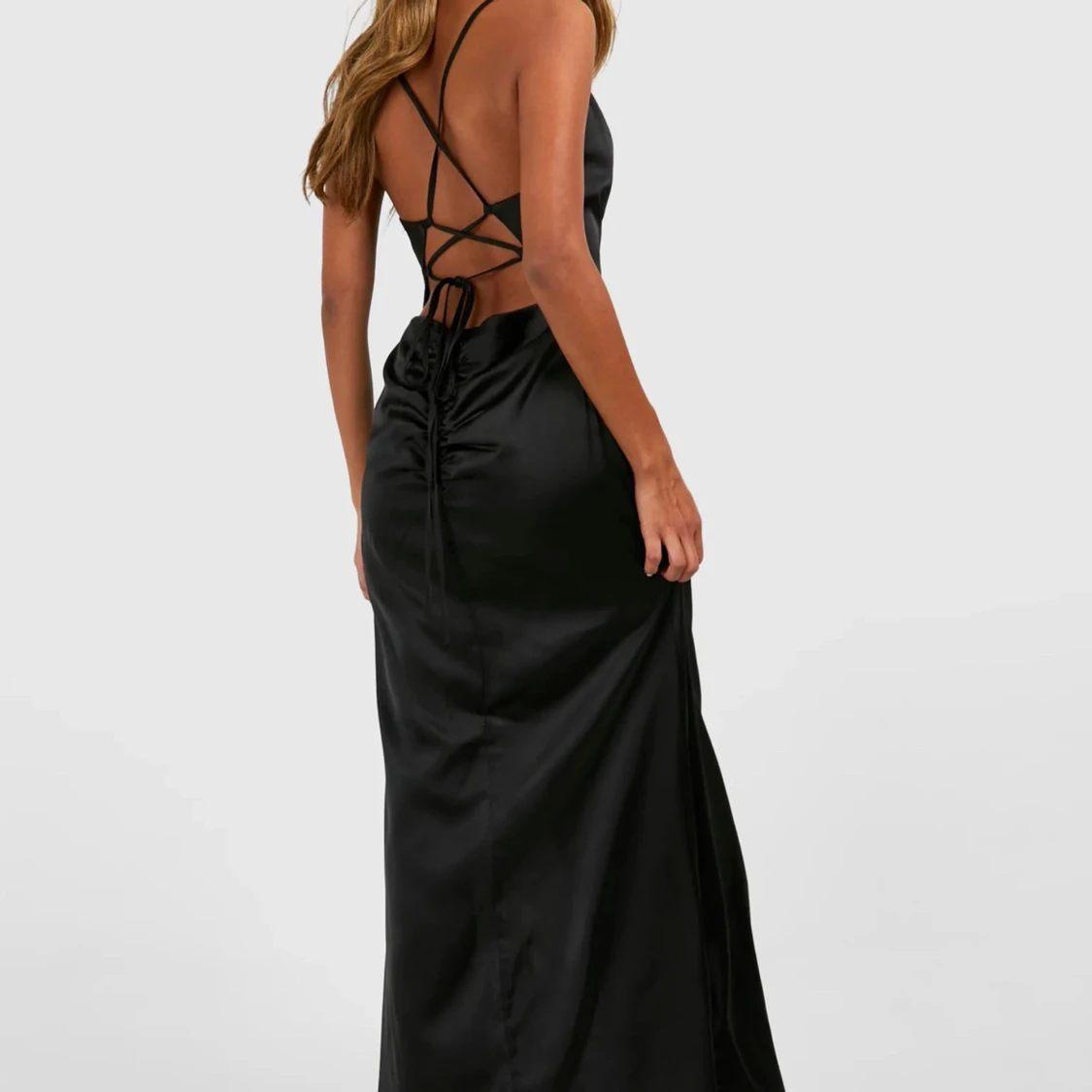 Svart långklänning med slits och öppen rygg med snöre - 4
