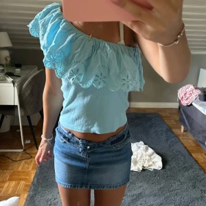 Ljusblå offshoulder blus med volang - Storlek 164 som motsvarar xs 