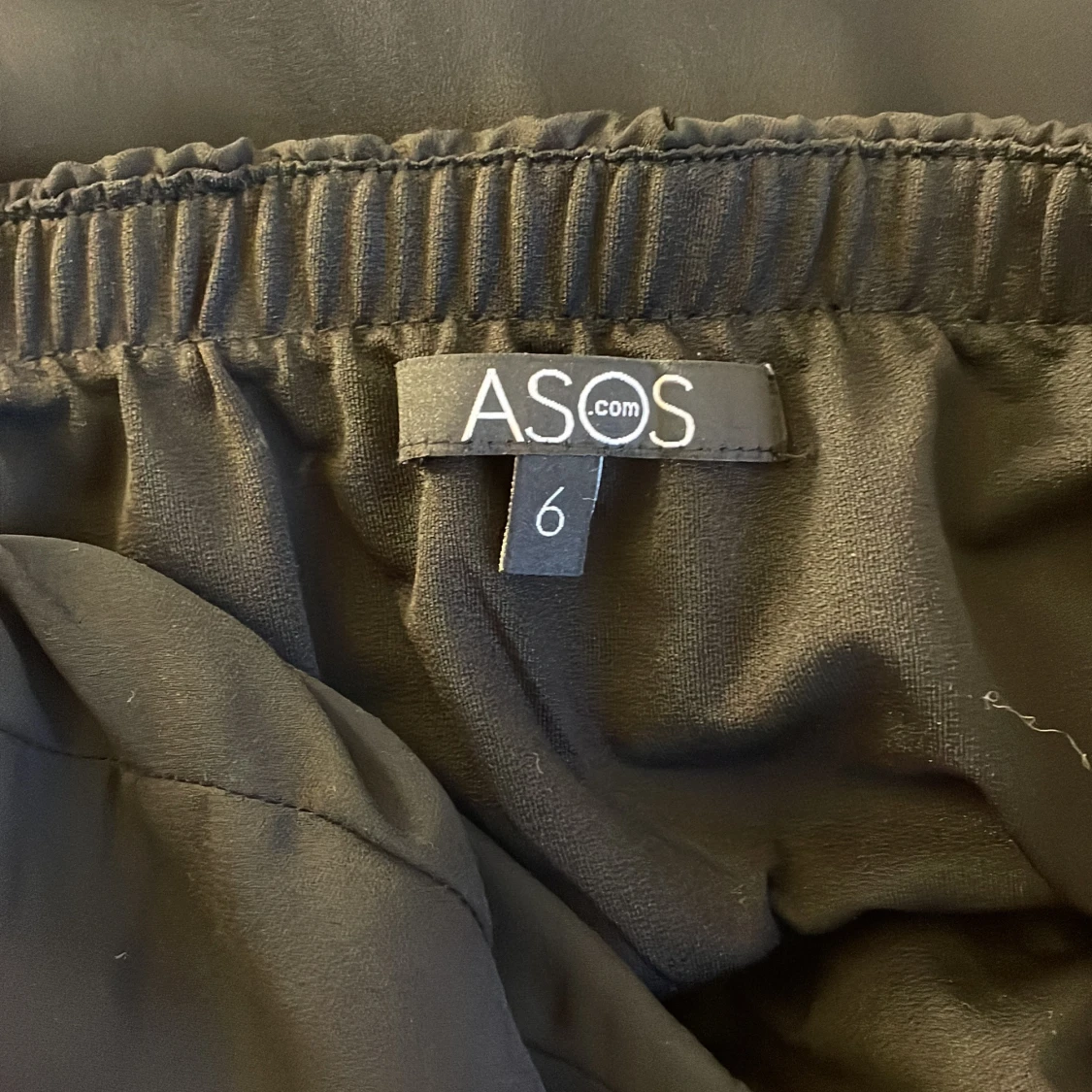 Svart axelbandslös klänning från ASOS - 2