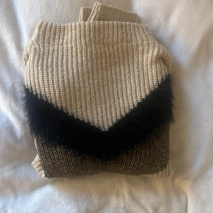 Beige stickad tröja med pälsdetalj - Stickad tröja som ej kommer till användning längre!