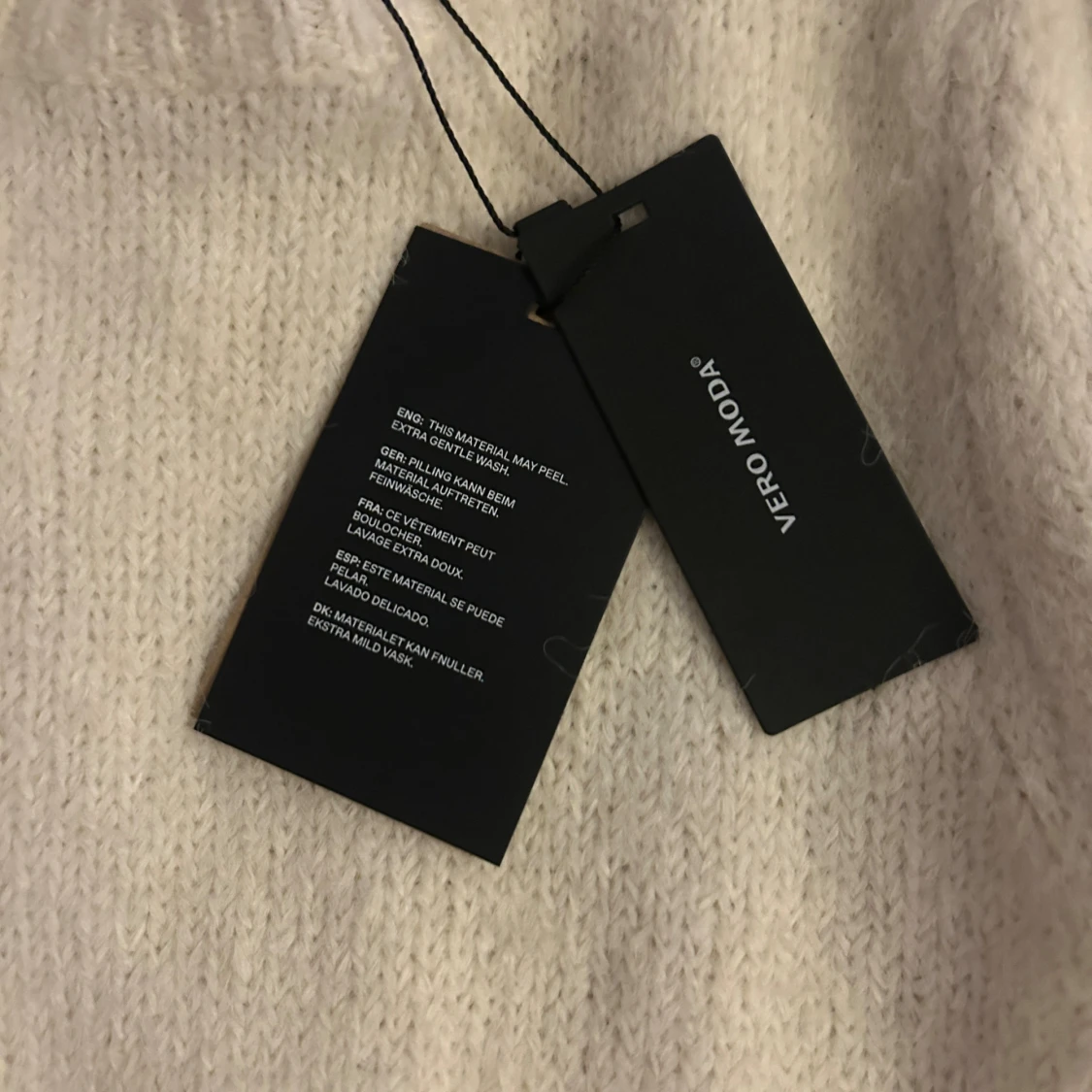 Vit stickad tröja från Vero Moda - 1