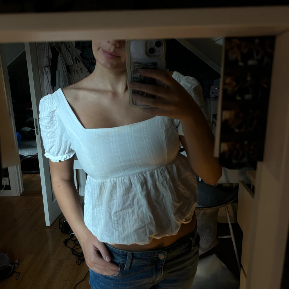 Vit blus med puffärm och knyt i ryggen