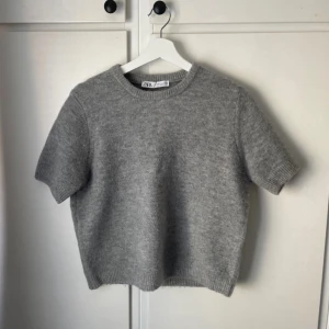 Grå stickad kortärmad tröja från Zara! - Mysig grå stickad tröja från Zara med korta ärmar💕💕 I storlek L men skulle säga att den passar även M/S
