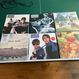 Samling vinylskivor: Oasis, Eagles, Johnny Cash, Eric Clapton, Stevie Wonder, The Beatles - Stor samling vinylskivor med klassiska album från Oasis, Eagles, Johnny Cash, Eric Clapton, Stevie Wonder och The Beatles. Skivorna ser ut att vara i gott skick med plastskydd på flera omslag. Kom med prisförslag, köp av enskild skiva funkar.