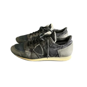 Philippe model trainers - Väldigt feta philippe model trainers i bra skick. Storlek 41 men passar även 42.  Hör av dig vid frågor!