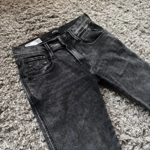 Replay anbass jeans - Säljer dessa riktigt feta Replay jeansen!⭐️Storlek : 28/30 : SLIM FIT!🙌Skick : NYSKICK!👍Hör gärna av er om ni har funderingar!🤝