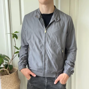 Massimo Dutti full zip  - Massimo Dutti full zip, lite tunnare. inga defekter. Modellen är 180,75 kg. Storlek M. Kom med frågor 🫶
