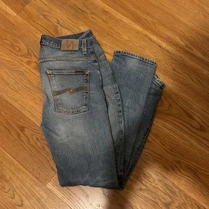 Blå Nudie Jeans Slim Fit 32/32 - Snygga blå jeans från Nudie Jeans i modellen grim tim. 