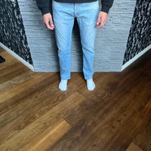 Replay Newbill ljusblå jeans - Säljer dessa feta Replay Jeans i storlek W33! Skick 8/10. Priset är inte hugget i sten. Hör av dig vid frågor!  Fraktar oftast samma dag😁