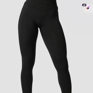 Iciw träningsbyxor med scrunch - Iciw träningsbyxor med scrunch på baksidan, lite noppriga men inget märkvärdigt!❤️köptes för 799kr.
