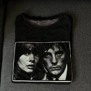 Limitato T-shirt - 2st limitato t-shirt säljes   Den svarta på bilden i storlek M Den mörkblåa i froté i storlek S  Den svarta 350kr Den blåa 400kr